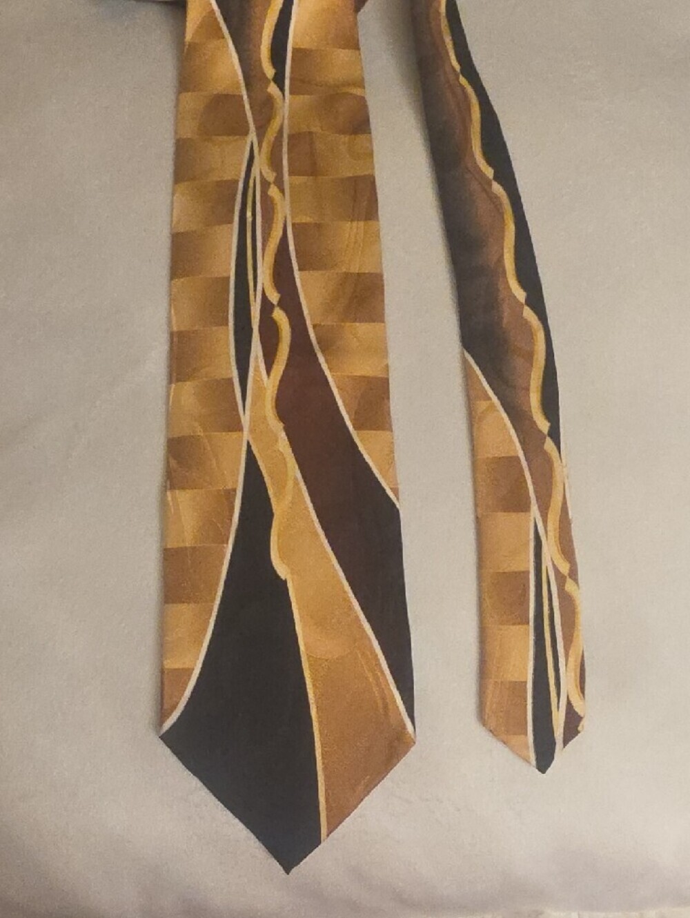 Dino bassi Hand Made Men's Black & Gold Geometric Silk Tie 4 Inches Wide - Picture 10 of 14